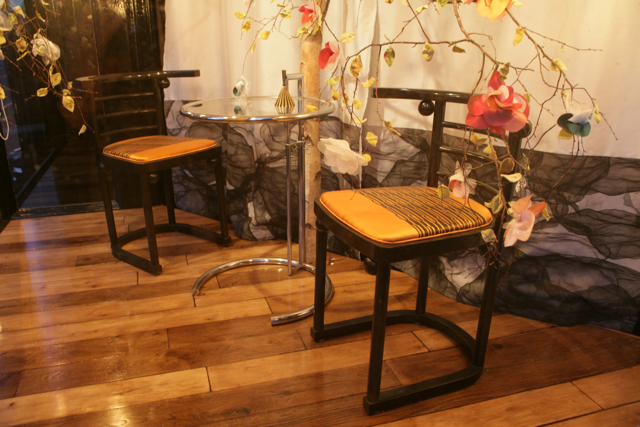chairs table display