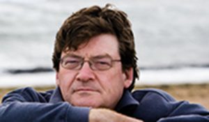 John Burnside, ein schottischer Autor sitzt an einer