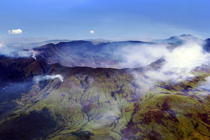 800px-Caldera_Mt_Tambora_Sumbawa_Indonesia